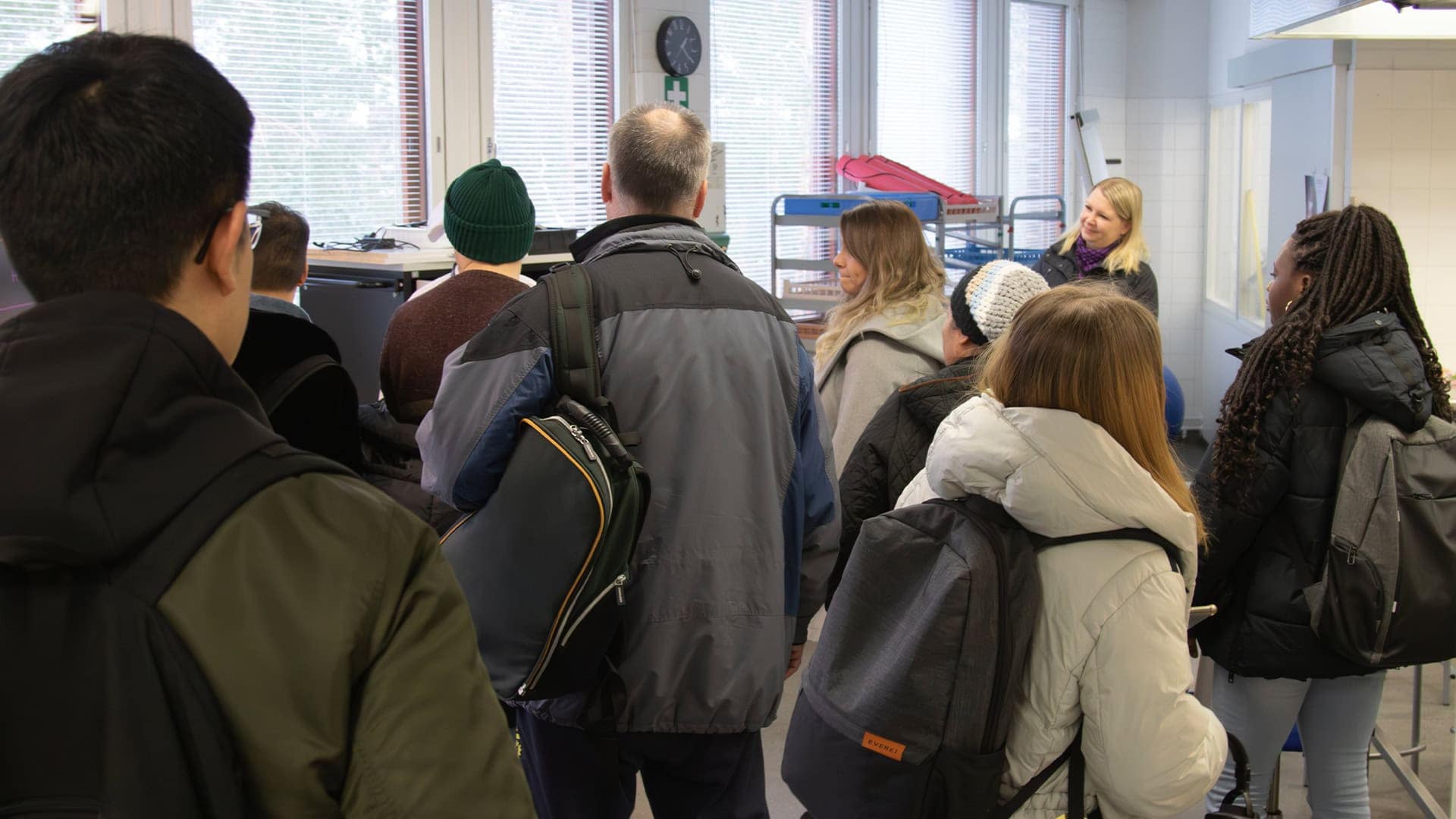 Ihmisiä tutustumassa Lohjan kampuksen tiloihin.