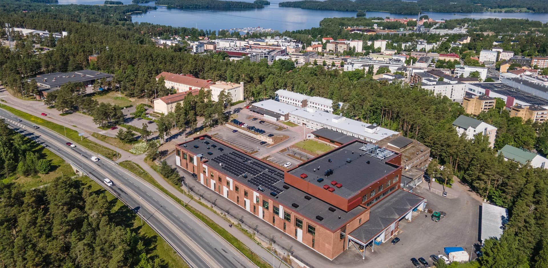 Yläilmasta otettu kuva Luksian Lohjan kampuksesta.
