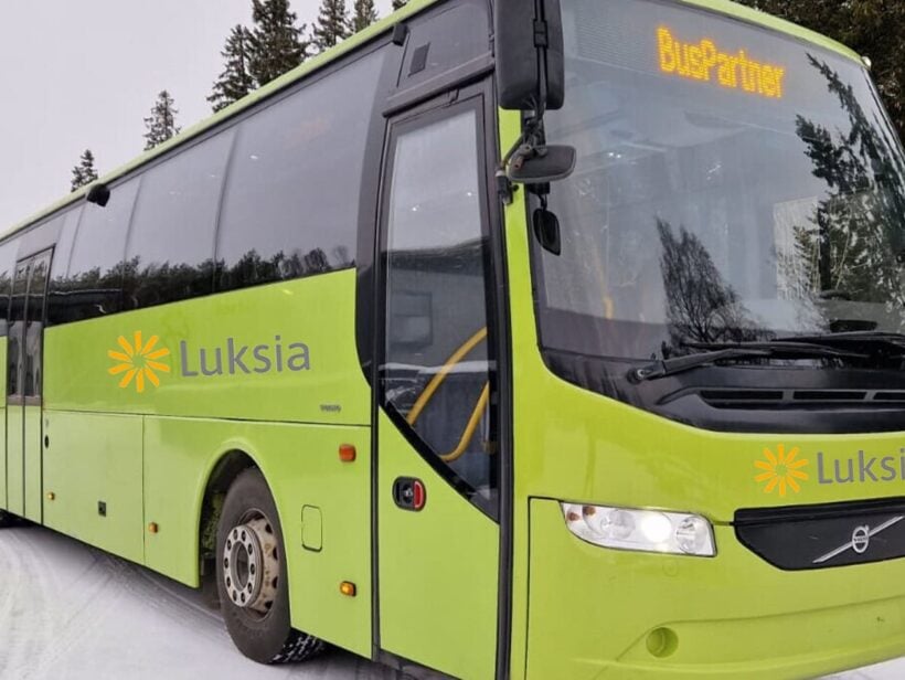 Luksian opetuskäytössä on 59 paikkainen vihreä Volvo linja-auto.