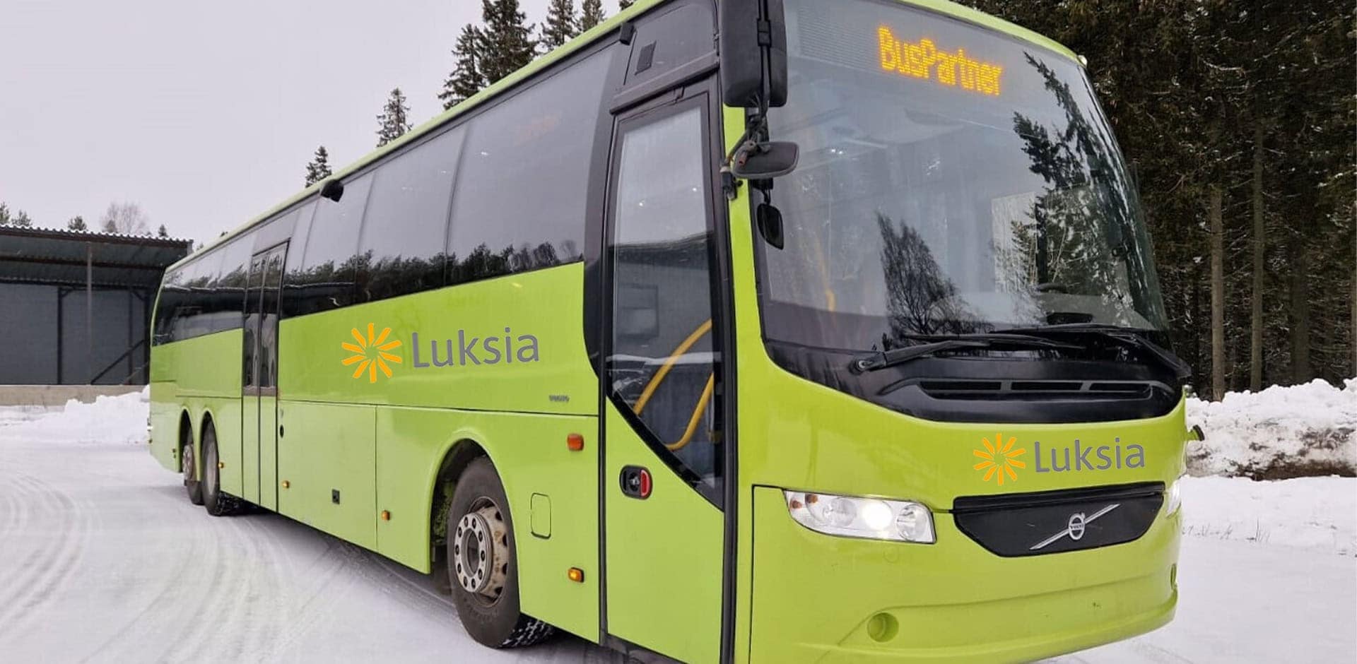 Luksian opetuskäytössä on 59 paikkainen vihreä Volvo linja-auto.