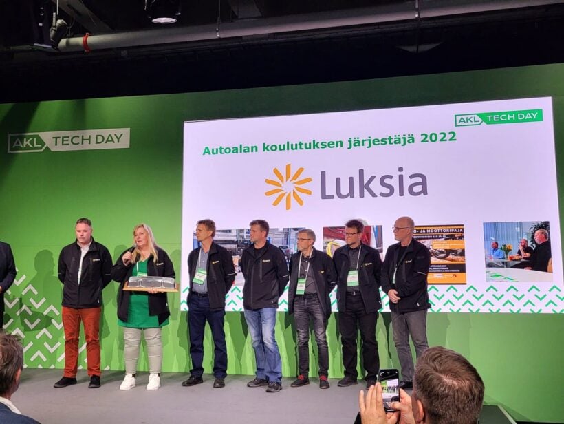 Luksian autoalan opettajat vastaanottavat palkinnon