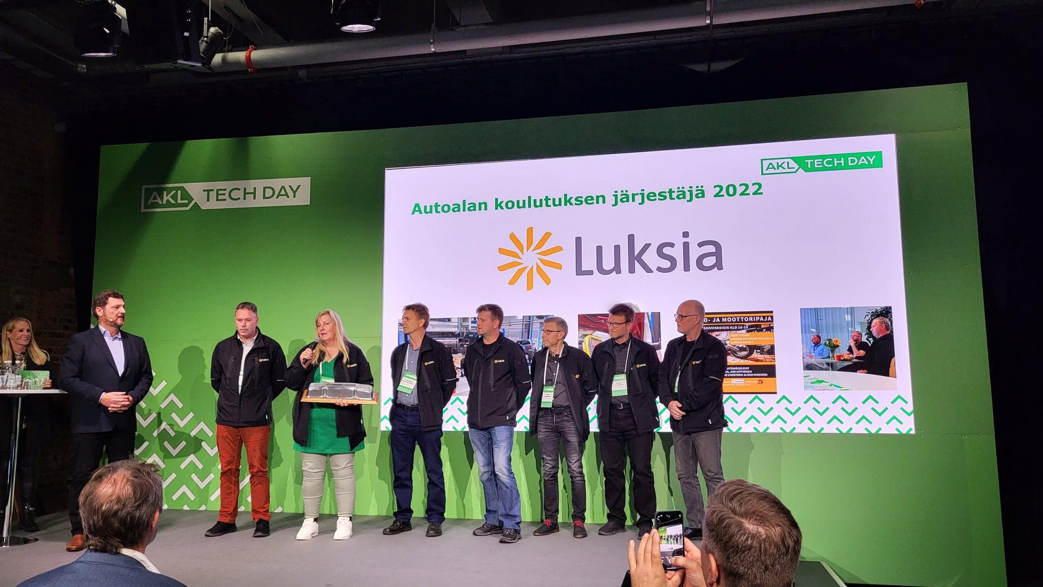 Luksian autoalan opettajat vastaanottavat palkinnon
