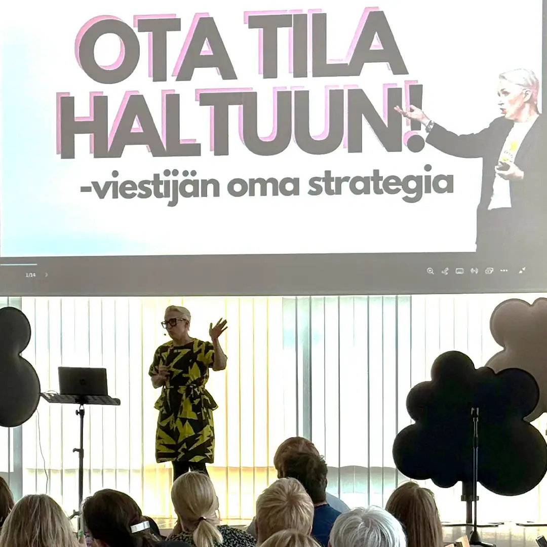 Esiintymislava, jonne valkokankaalle heijastettu teksti ota tila haltuun.