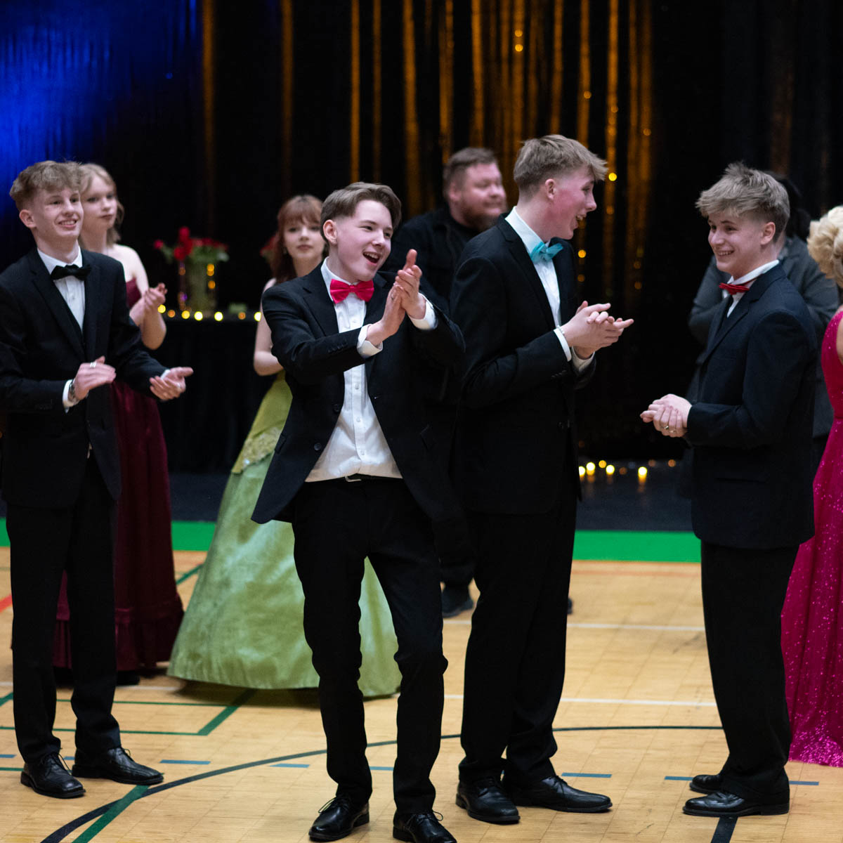 Amisgaalan tanssilattialla pojat taputtavat käsiään.