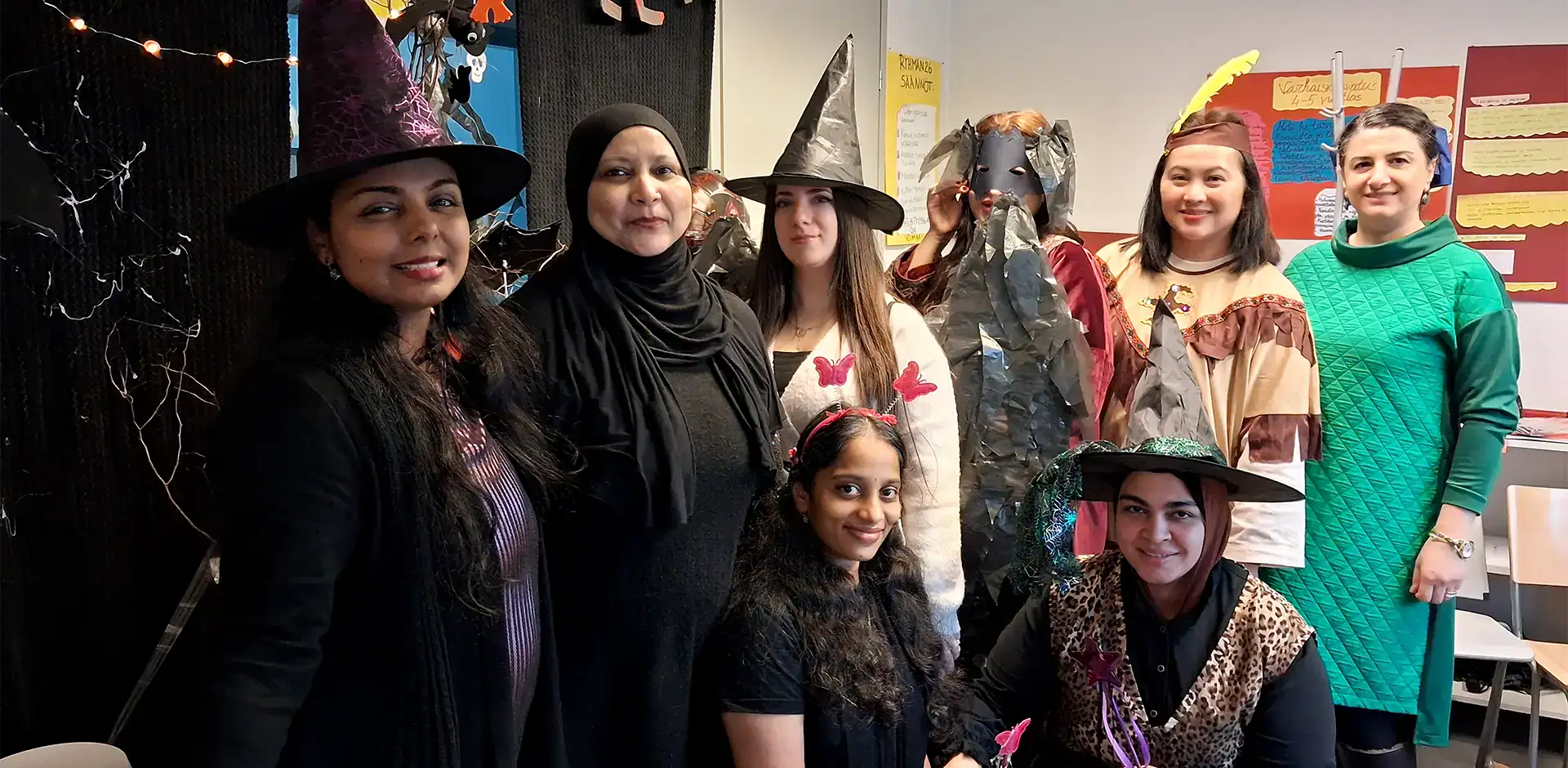 Joukko ihmisiä on pukeutunut Halloween -teeman mukaan eri asuihin.