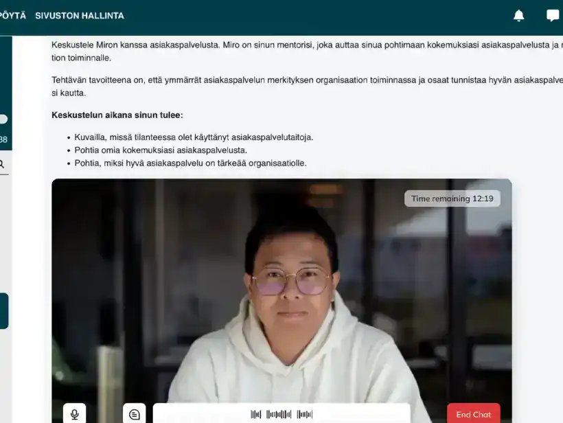 Kuvaruutukaappaus Simunan työpöydästä. Kuvassa henkilö, jolla on päällään valkoinen huppari.