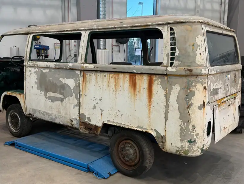 Vaalea, kunnostettava Volkswagen Luksian autohallissa.