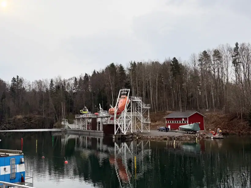 Maisemakuva, jossa vettä. Aurinko paistaa sumun läpi.