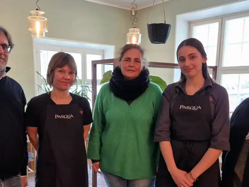 Viisi henkilöä rivissä ravintolan tiloissa.