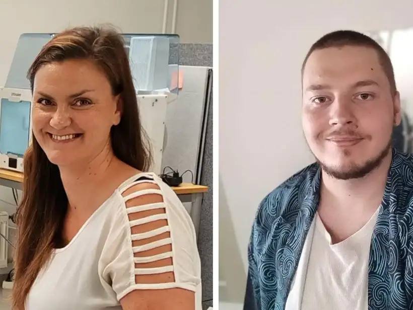 Kaksi henkilöä, molemmilla valkoiset paidat, toisella valkoisen paidan päällä tumma kauluspaita.