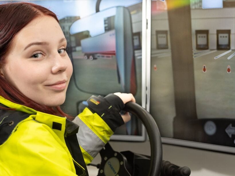 Henkilö harjoittelee ajamista ajosimulaattorissa.