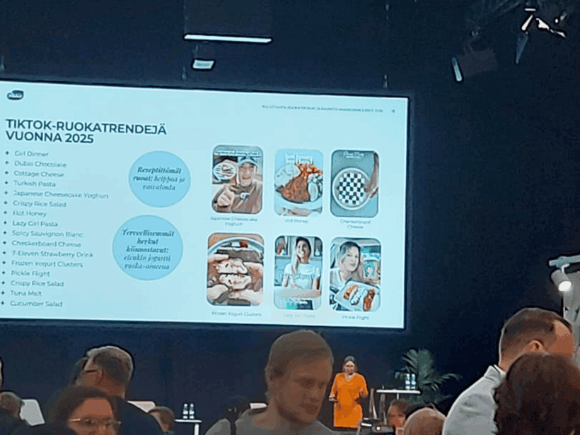 Valomainostaulu, jossa lukee tiktok-ruokatrendit vuonna 2025.