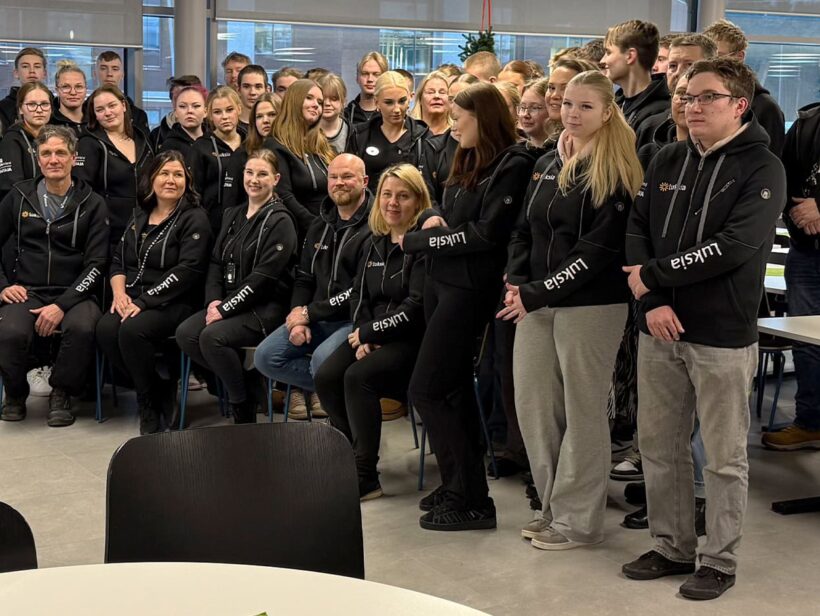 Joukko ihmisiä, joilla päällään musta huppari.