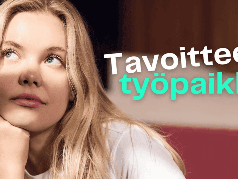 Vaaleahiuksinen henkilö ja teksti Tavoitteena työpaikka?