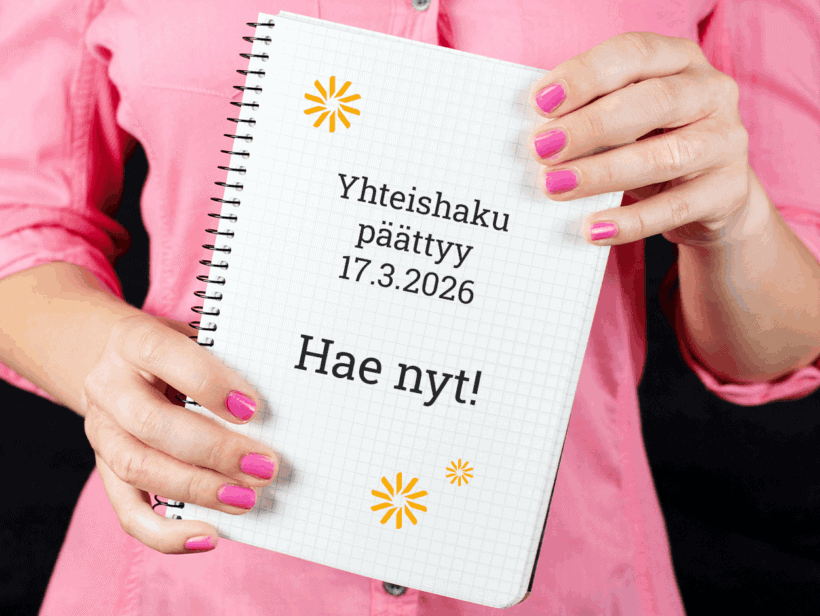 Ihmisen kädessä ruutuvihko, jossa lukee mustalla tekstillä yhteishaku päättyy.