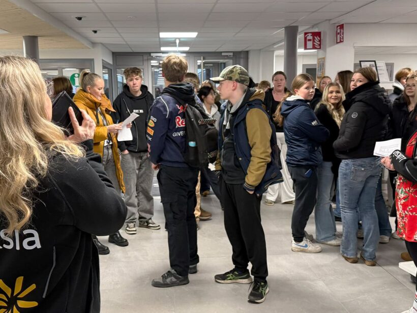 Joukko ihmisiä aulassa.