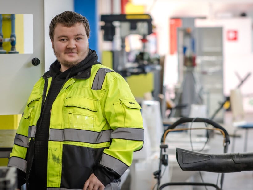 Luksian kiinteistöpalvelualan opiskelija harjoittelee alan työtehtäviä luokkahuoneessa.