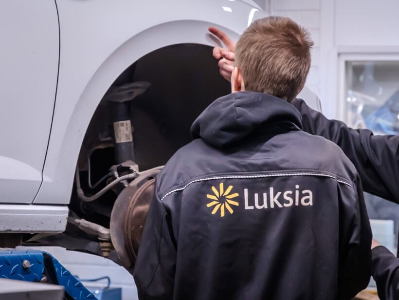 Luksian autoalan opiskelijat harjoittelevat auton huolto- ja korjaustöitä oppimisympäristössä.
