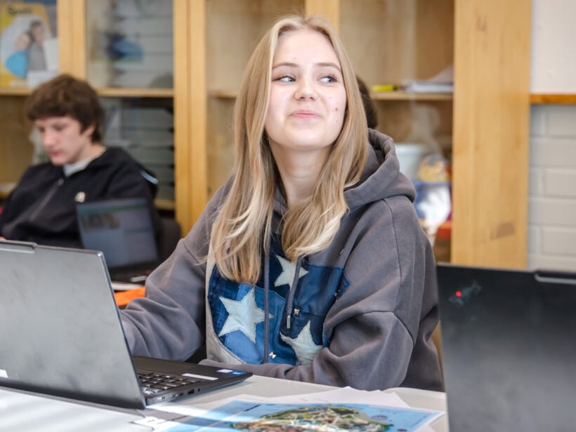Luksian TUVA-koulutuksen opiskelijat opiskelevat yhdessä luokassa.