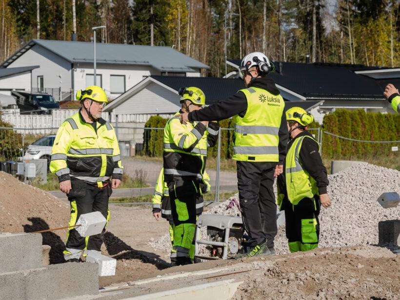 Luksian rakennusalan opiskelijat harjoittelevat rakennustöitä talotyömaalla ja oppivat käytännön työtehtäviä.