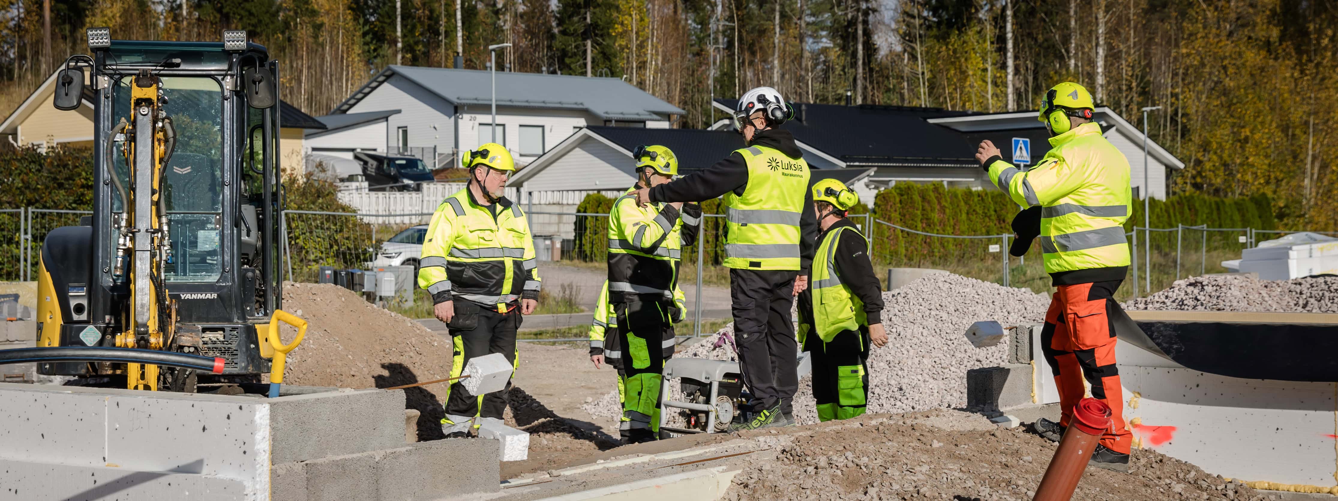 Luksian rakennusalan opiskelijat harjoittelevat rakennustöitä talotyömaalla ja oppivat käytännön työtehtäviä.
