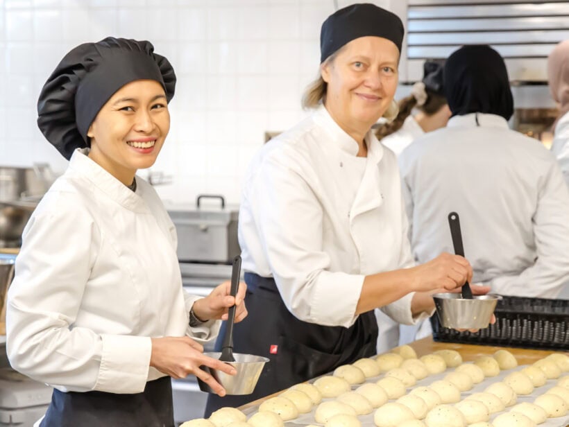 Luksian ravintola- ja cateringalan opiskelijat harjoittelevat leipomista opetuskeittiössä.