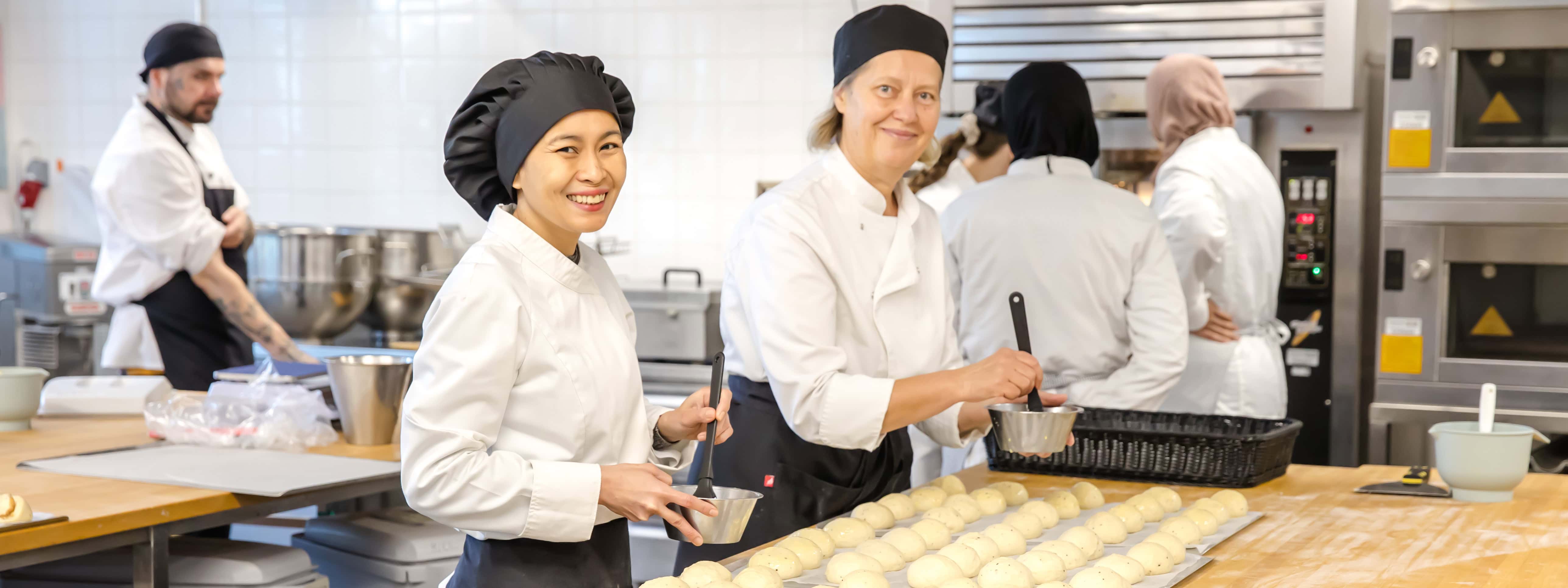 Luksian ravintola- ja cateringalan opiskelijat harjoittelevat leipomista opetuskeittiössä.