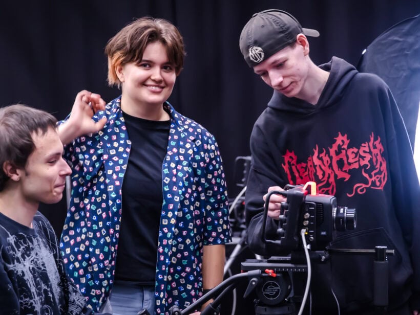 Luksian media-alan opiskelijat työskentelevät yhdessä studiossa ja harjoittelevat audiovisuaalista tuotantoa.