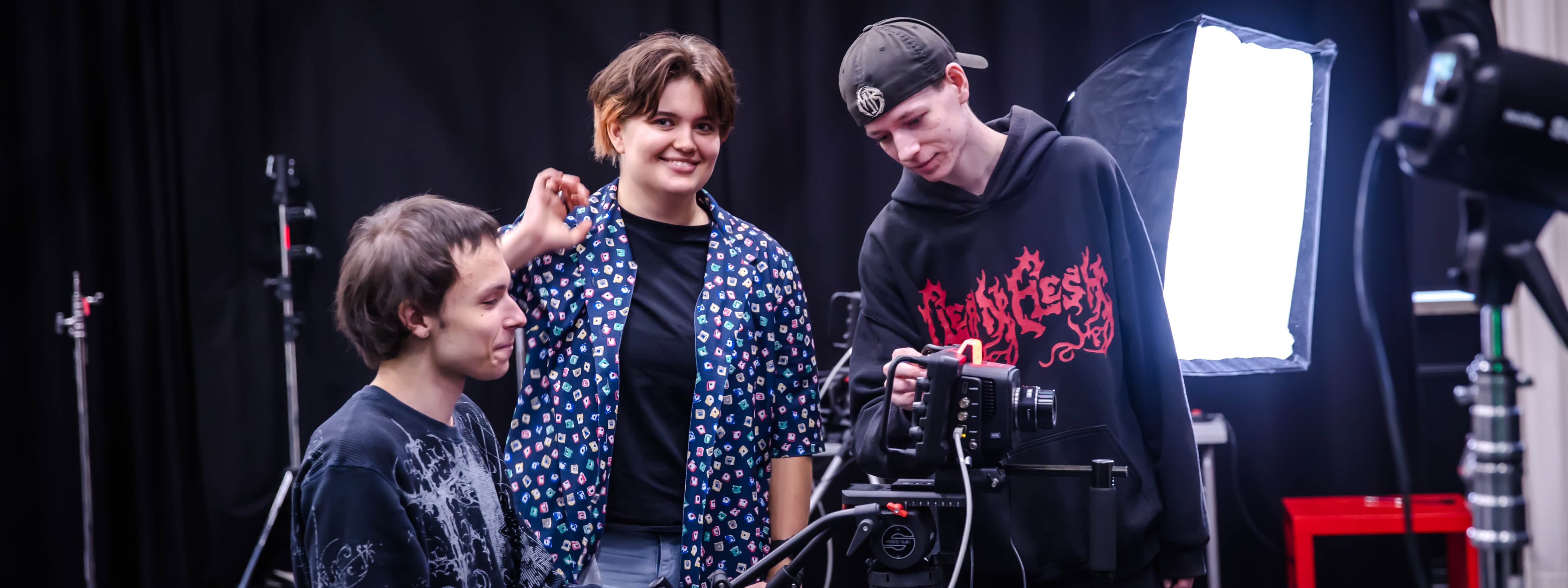 Luksian media-alan opiskelijat työskentelevät yhdessä studiossa ja harjoittelevat audiovisuaalista tuotantoa.
