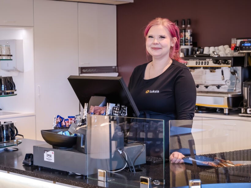 Luksian ravintola- ja cateringalan opiskelija harjoittelee asiakaspalvelua ja tarjoilua ravintolaympäristössä.