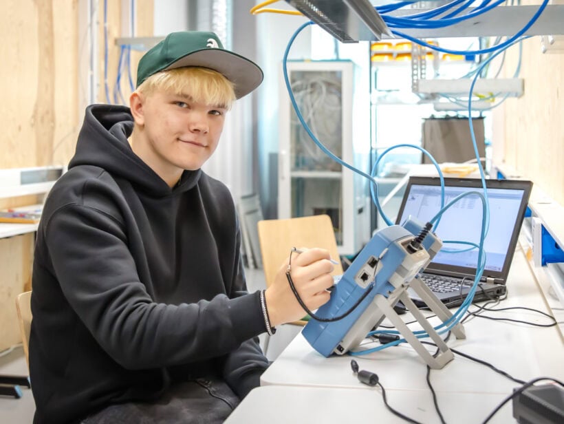 Luksian tieto- ja viestintätekniikan opiskelija harjoittelee alan työtehtäviä käytännössä.
