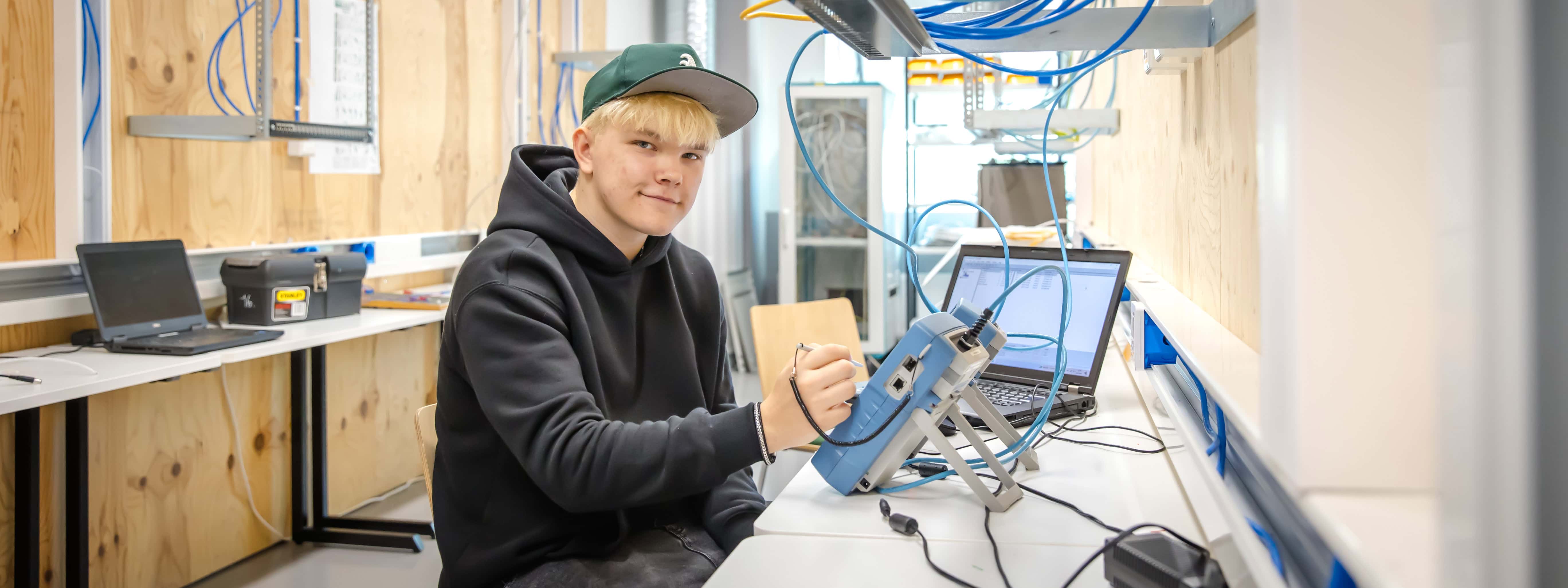 Luksian tieto- ja viestintätekniikan opiskelija harjoittelee alan työtehtäviä käytännössä.