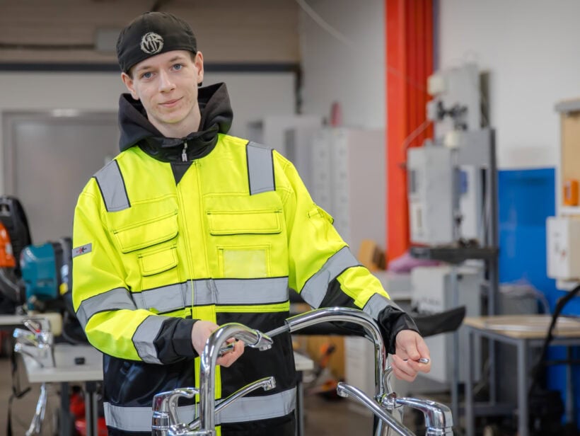 Luksian kiinteistöpalvelualan opiskelija harjoittelee kiinteistönhoidon työtehtäviä käytännössä.