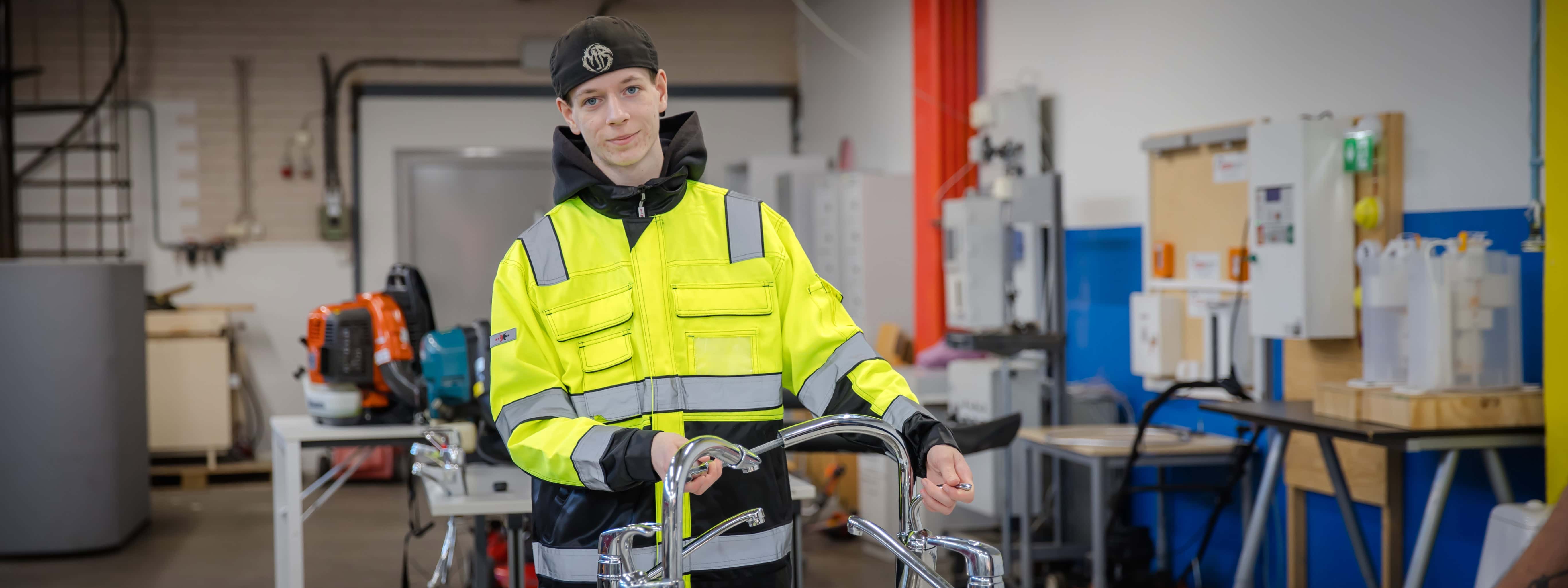 Luksian kiinteistöpalvelualan opiskelija harjoittelee kiinteistönhoidon työtehtäviä käytännössä.