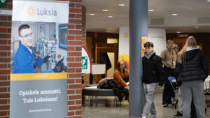 Nummelan kampuksen vieraita aulatilassa.