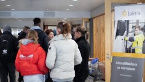 Nummelan kampuksen vieraita aulatilassa.