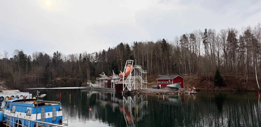 Maisemakuva, jossa vettä. Aurinko paistaa sumun läpi.