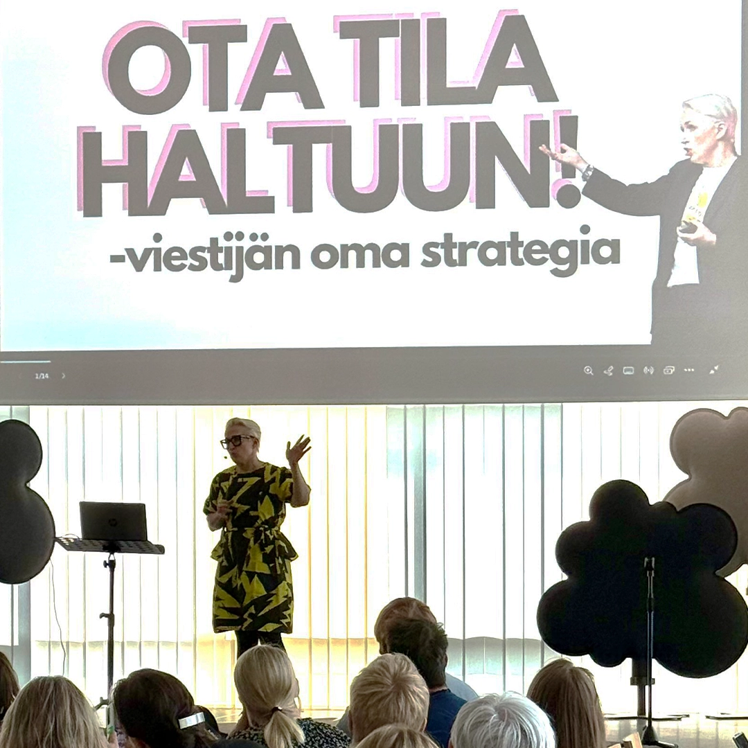 Esiintymislava, jonne valkokankaalle heijastettu teksti ota tila haltuun.
