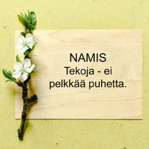 Omenapuun oksa, jossa valkoisia kukkia. Puun värisellä pohjalla mustaa tekstiä.