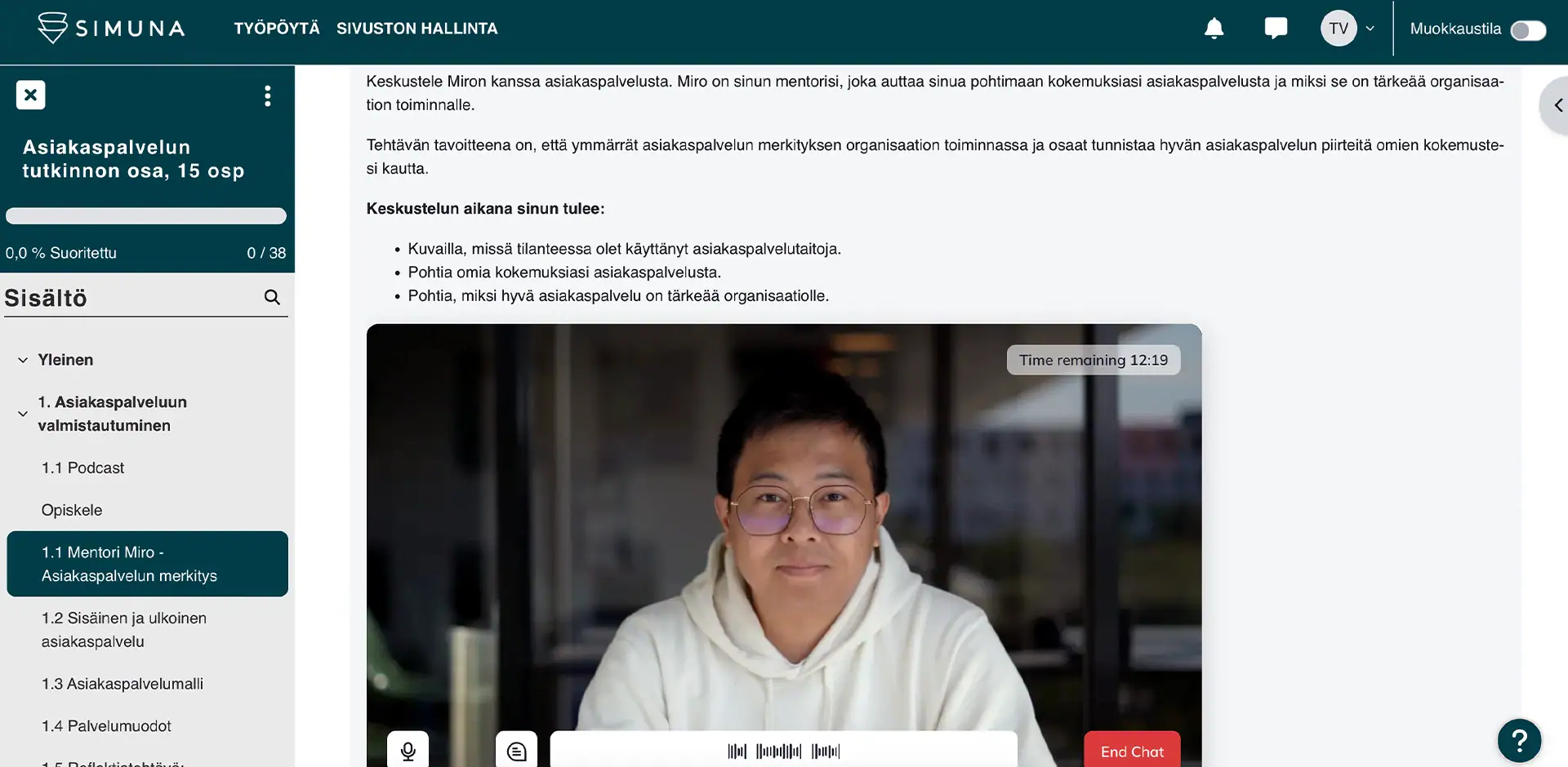 Kuvaruutukaappaus Simunan työpöydästä. Kuvassa henkilö, jolla on päällään valkoinen huppari.