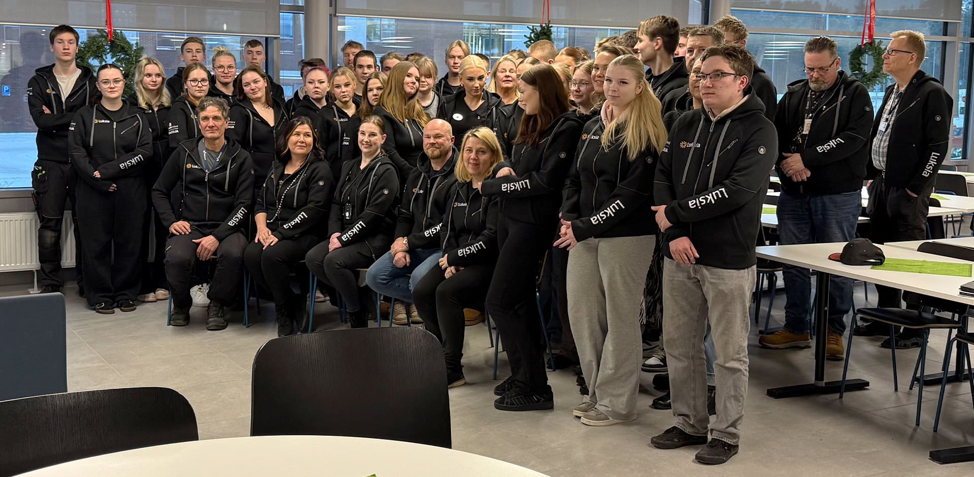 Joukko ihmisiä, joilla päällään musta huppari.