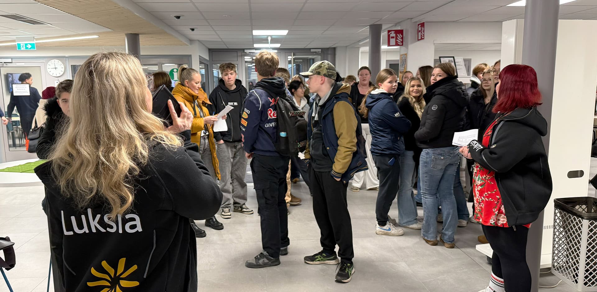 Joukko ihmisiä aulassa.