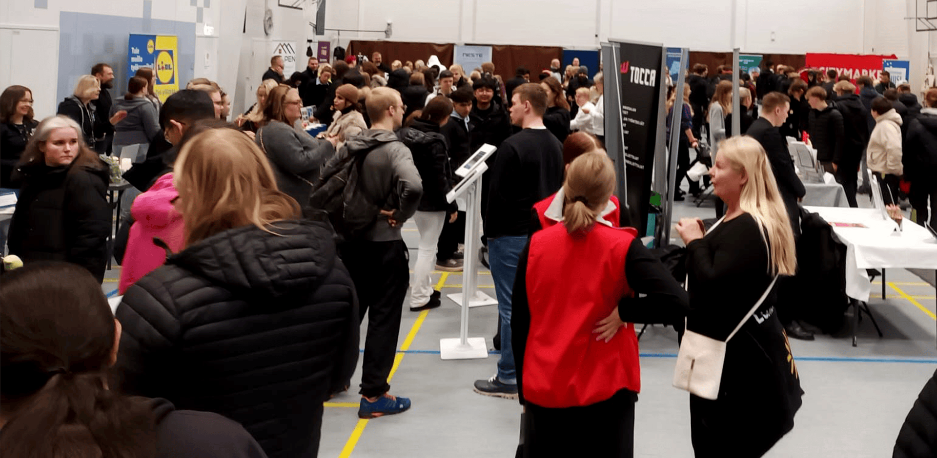 Liikuntasali, jossa on paljon ihmisiä.