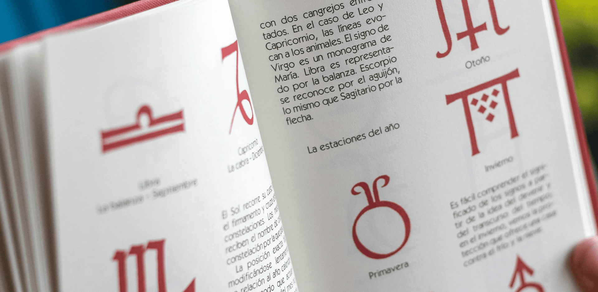 Avoin kirja, jossa on tekstiä horoskoopeista sekä kuvioita.