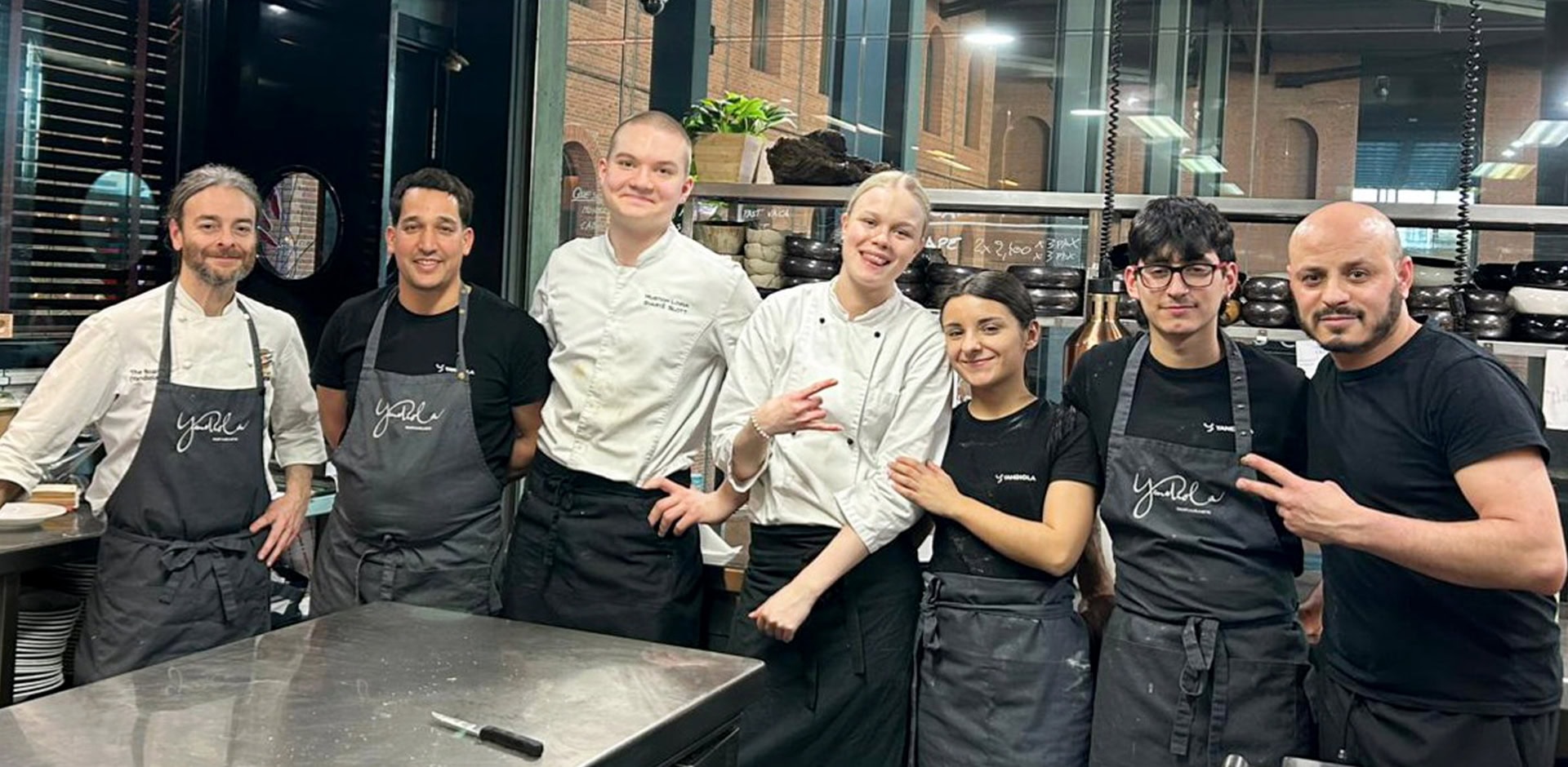 Keittiöhenkilökuntaa rivissä.