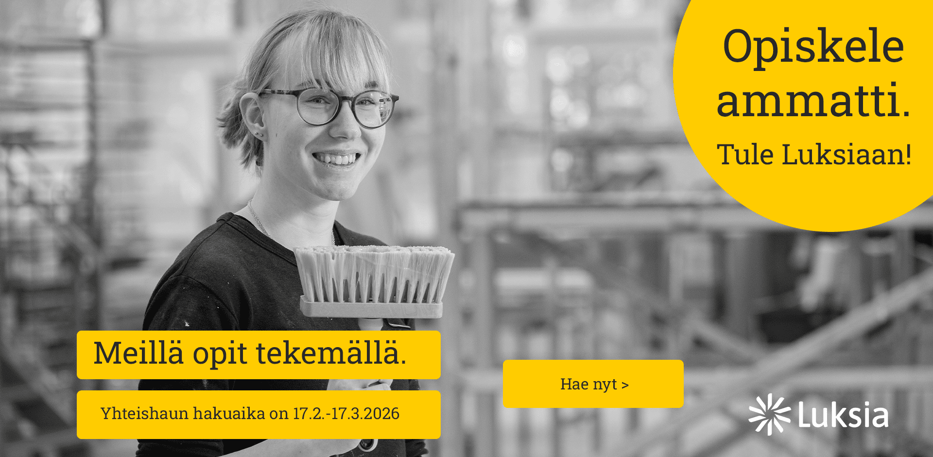 Opiskele ammatti Käsi, jossa keltaiset auringonsäteet. Säteissä lukee eri ammattinimikkeitä. Lue lisää tästä -linkki.