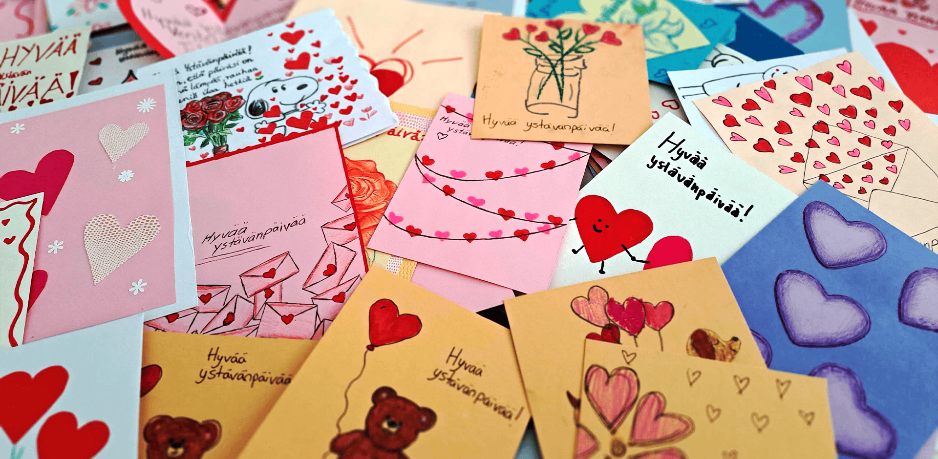Kortteja, joissa ystävänpäiväaiheisia kuvia, kuten sydämiä.