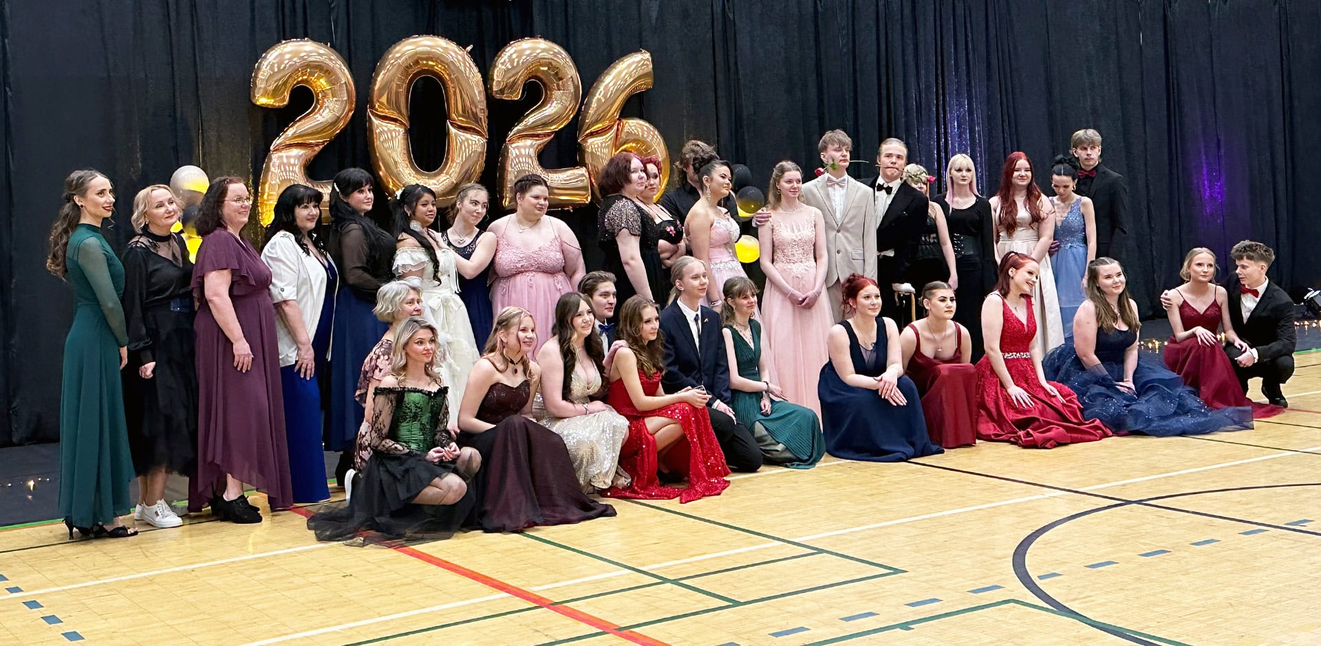 Yhteiskuva AmisGaalan tanssijoista tanssien jälkeen