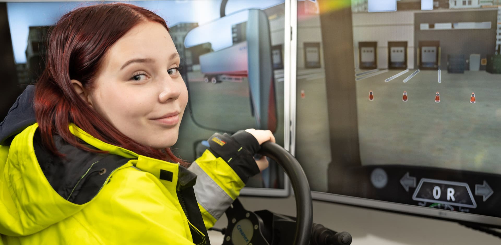 Henkilö harjoittelee ajamista ajosimulaattorissa.