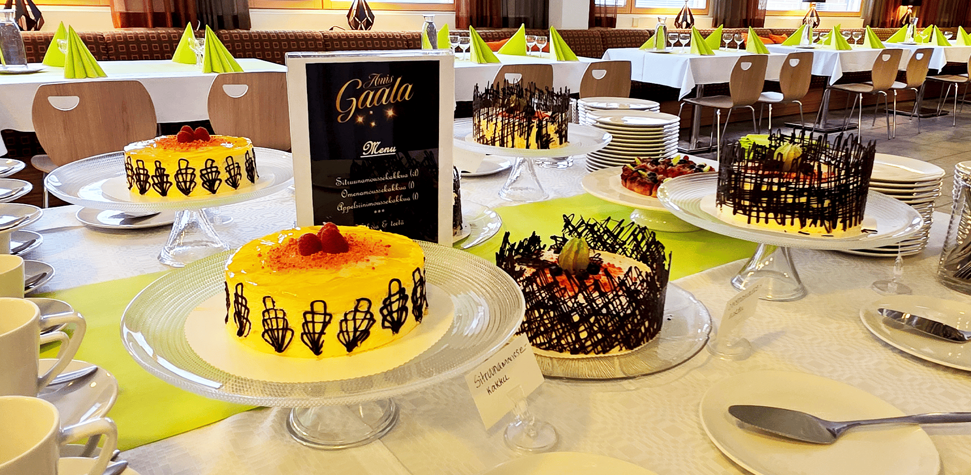 Noutopöytä, jossa herkkuja, kuten kakkuja.